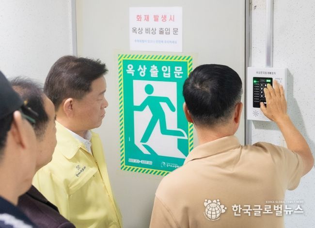 박승원 광명시장이 16일 소하동 금호어울림아파트를 방문해 옥상 출입문 자동개폐장치 설치 현장을 점검하고 있다.