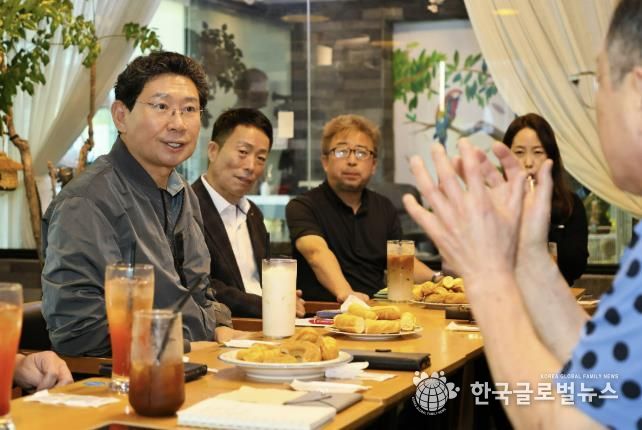 이상일 용인특례시장은 16일 '찾아가는 차담회'를 열고 기흥 지역 상인들과 소통했다