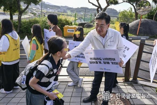 친구사랑 캠페인을 진행하는 전진선 군수