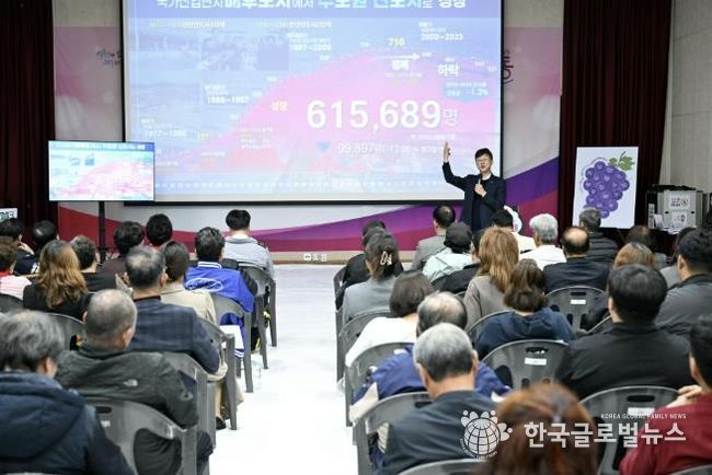 이민근 안산시장이 대부동 주민과의 대화에서 시정 운영 방향을 설명하고 있다.