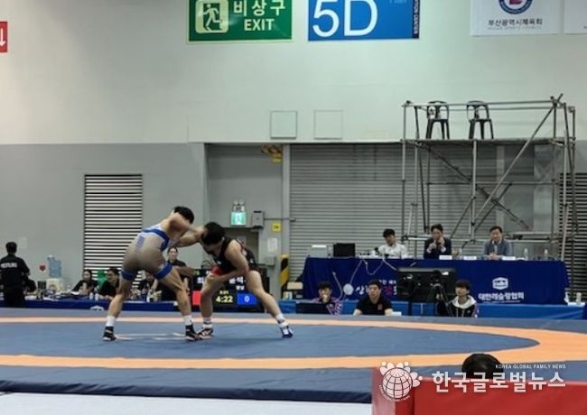 제106회 전국체육대회 레슬링 경기에서 정용석 선수(오른쪽)가 상대 선수와 치열한 경합을 벌이고 있다.