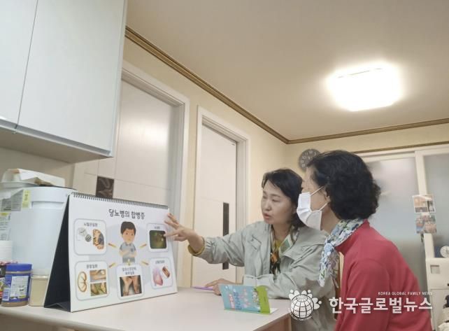 방문간호사가 개별 가정에 직접 방문하여 건강상담 및 개인별 보건교육을 하고 있다