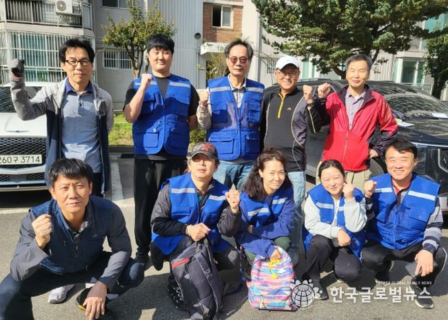 지난 25일 도배기능상 수료생으로 구성된 '광명 어벤져스' 봉사단이 하안2동 독거 어르신 가정을 대상으로 도배 봉사를 실시해 기념사진을 촬영하고 있다.