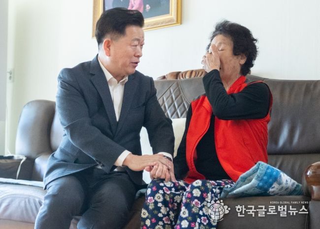 박승원 광명시장이 27일 철산1동 ‘우리동네 시장실’의 일환으로 취약계층 반찬 나눔 봉사에 참여한 뒤 주민과 대화를 나누고 있다.