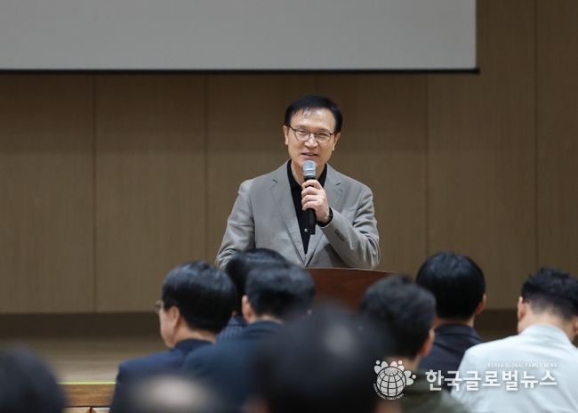 임태희경기도교육감이 10월27일 부천신도초등학교 신마루 체육관에서 열린 '2025  학교 시설개방 활성화 학교장 연수'에서 간담회를 갖고 있다.