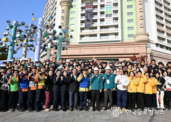 김동근 시장이 10월 28일 ‘2025년 재난대응 안전한국훈련’ 참여자들과 함께 기념사진을 찍고 있다.