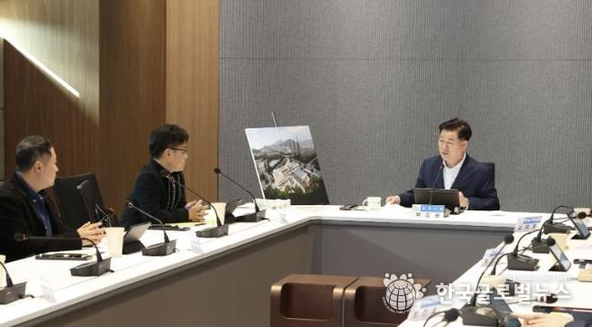 박승원 광명시장이 29일 시청 컨퍼런스룸에서 열린 ‘일직동 문화예술복합센터 및 공공도서관 건립공사 기본 및 실시설계 용역’ 최종보고회에 참석해 발언하고 있다.