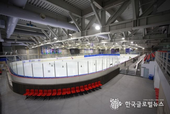 김해시민스포츠센터 빙상장 사진