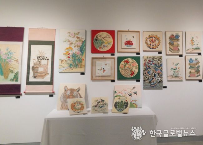 11월 1일까지 서울 한전아트센터 제1전시관에서 열리는 '2025년 도서관 문화예술 동아리 축제' 에 전시 중인 광명시 하안도서관 '민화연구회'의 민화.