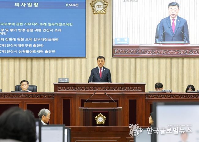 안산시의회가 31일 김재국 부의장의 주재로 열린 제299회 임시회 제2차 본회의를 끝으로 제299회 임시회 의사일정을 마무리했다. 사진은 이날 본회의 중 한 장면.