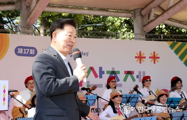 박승원 광명시장이 지난 1일 철망산근린공원 장미배드민턴장 일원에서 열린 ‘2025 제17회 철망산축제’에 참석해 인사말을 하고 있다.