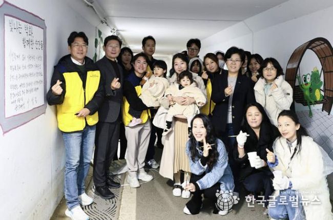 이상일 용인특례시장은 2일 동백호수공원 벽화그리기 현장을 찾아 봉사자들을 격려했다