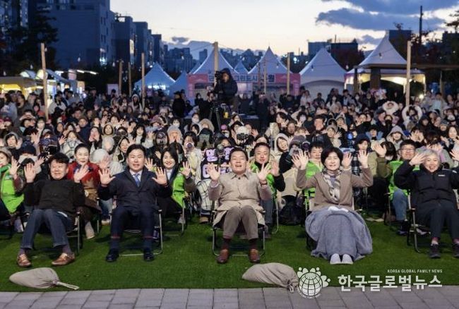 이재준 수원시장(가운데), 백혜련 의원(수원시을), 수원시의회 윤경선 의원, 이병진 수원도시재단 이사장, 김종석 권선구청장 등이 탄소중립 한마당 축제에 참가한 시민들과 함께하고 있다.