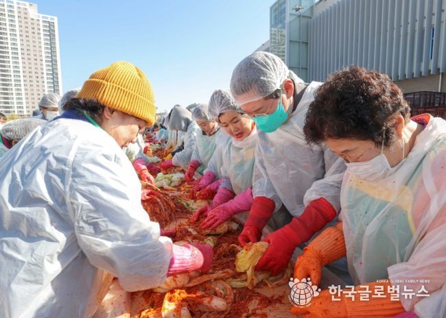 3일 '세리박with용인'에서 열린 ‘2025 용인 온(溫)나눔 김장 페스티벌’ 에서 이상일 시장이 자원봉사자들과 함께 김치를 담그고 있다.