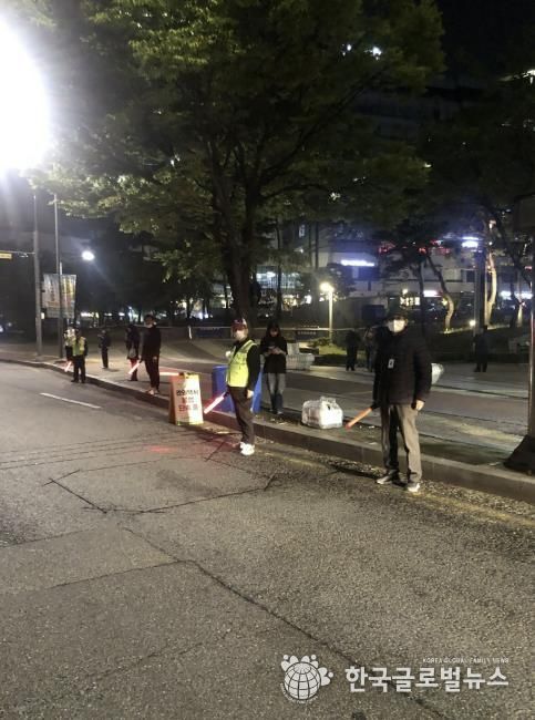 성남 판교 유스페이스 인근에서 관외택시 불법 영업 합동단속 중인 모습