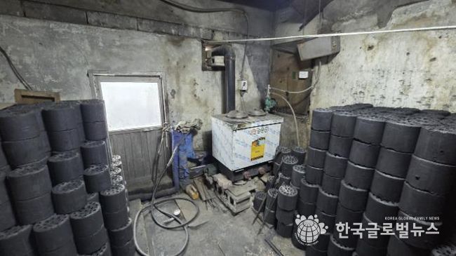 시흥재가노인통합지원센터, 금이동 저소득 어르신 가정에 연탄 300장 전달