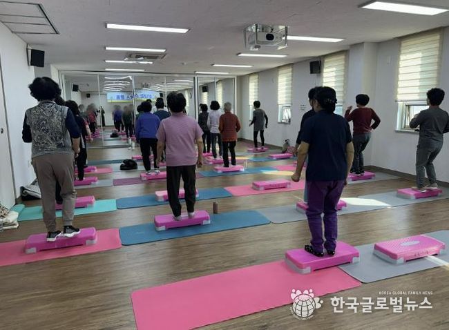 ‘신나는 스텝박스’ 참가자들이 상록수보건소 반월건강생활지원센터에서 스텝박스 운동을 하고 있다.