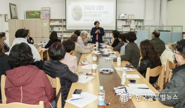 최동호 시인과 강연에 참석한 청중의 모습