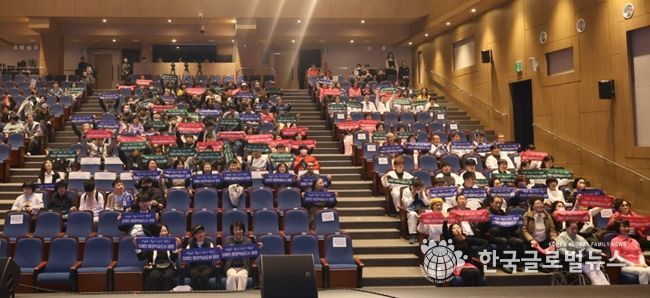 지난 7일 광명평생학습원과 광명극장 일대에서 열린 ‘2025년 광명시 장애인 평생학습 성과공유회’ 참석자들이 기념사진을 촬영하고 있다.