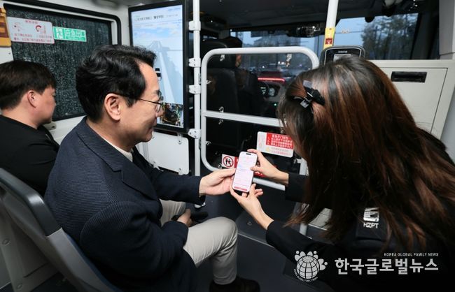 정명근화성특례시장이 항저우시 공공교통 유한회사를 방문하여 자율주행 시스템을 체험하고 있다.