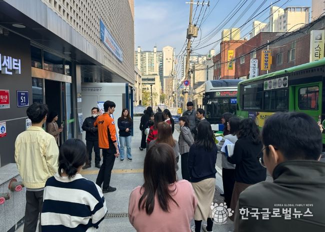 광명시 광명1동 생활문화복합센터는 지난 7일 광북119안전센터와 함께 화재 발생 시 신속한 대응 능력을 강화하기 위한 공공기관 합동 소방대피훈련을 실시했다.