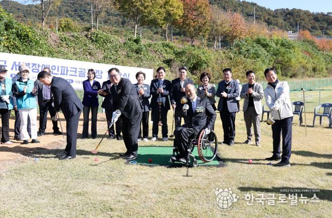 박병규 광산구청장이 10일 서봉장애인파크골프장 개장식에서 정진완 대한장애인체육회장, 김명수 광산구의회 의장과 함께 시타를 하고 있다.