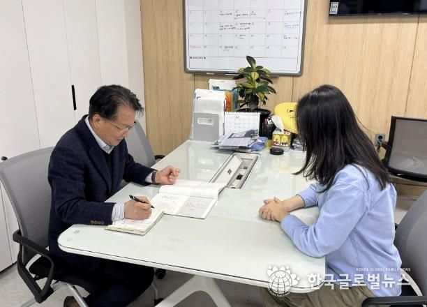 소상공인이 소상공인원스톱지원센터에서 전문가에게 상담받고 있다.