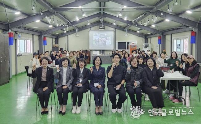 이선희 문화체육관광국장(맨 앞줄 가운데)이 지난 11일 상록수 된장마을 교육실에서 열린 ‘2025년 하반기 건강 저염장 아카데미’ 수료식에서 수료자들과 함께 기념촬영을 하고 있다.
