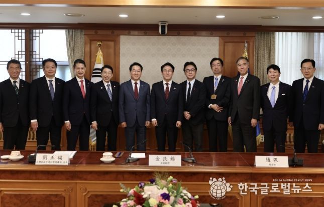 김민석 국무총리가 12일 세종대로 정부서울청사에서 한일지사회의 일본 대표단을 접견하고 있다.