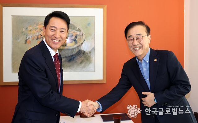 오세훈 서울시장이 13일 오후 김윤덕 국토부장관과 오찬에 앞서 인사를 나누고 있다.