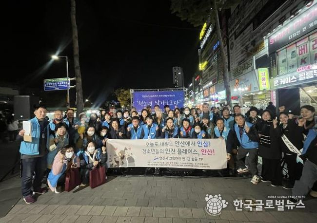 청소년지도위원 등이 13일 2026학년도 대학수학능력시험일을 맞아 중앙역 주변 상가 일원에서 청소년 보호 캠페인을 진행하고 함께 기념촬영을 하고 있다.