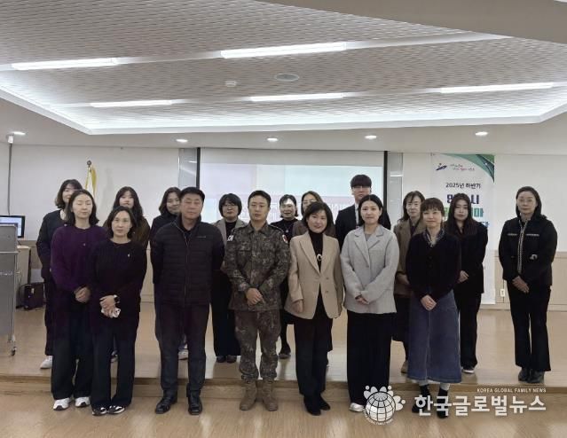 안산시 말라리아 퇴치사업단이 13일 단원보건소에서 하반기 말라리아 퇴치사업단 회의를 진행하고 함께 기념촬영을 하고 있다.