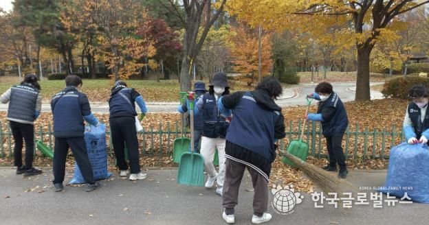 수원시 영통구 영통2동, 덕영대로 일대 낙엽 대청소 실시