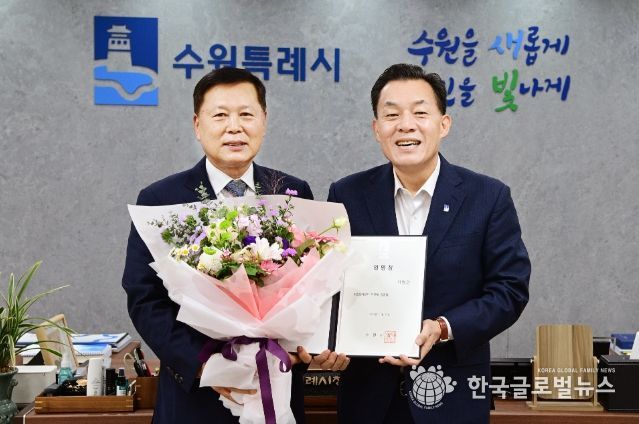 이재준 수원시장(오른쪽)과 이영인 수원도시공사 신임 사장이 함께하고 있다.