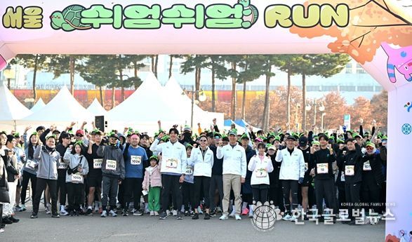 오세훈 서울시장이 16일(일) 마포구 상암월드컵공원 평화광장에서 열린 '2025 서울 쉬엄쉬엄 런'에 참석해 참가자들과 출발에 앞서 기념촬영하고 있다.