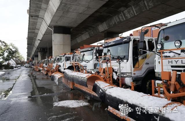 성남 수정구 수질복원센터 하적장에 대기 중인 제설 차량들