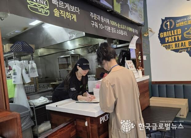 성남시 어린이 기호식품 전담관리원이 지난 9월 학교 주변 햄버거 판매점에서 영업자와 종업원의 건강진단 실시 여부를 점검하고 있다