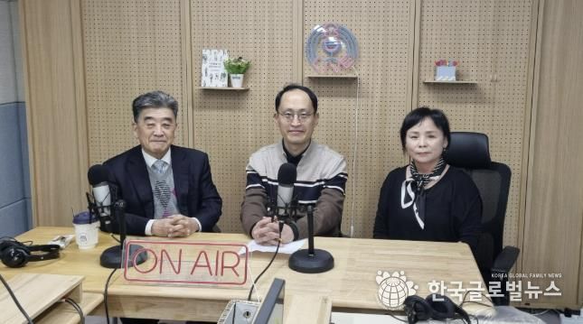 지난 6일 첫 방송을 녹음한 참석자들이 기념사진을 촬영하고 있다.(왼쪽부터 우명동 성신여대 명예교수, 자치분권협의회 구균철 의장, 윤양옥 위원)