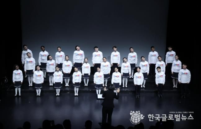 안산시 세계소년소녀합창단이 15일 소극장 보노마루에서 열린 ‘제15회 정기연주회’ 무대에서 합창을 하고 있다.