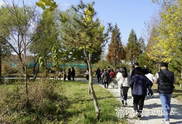 비봉습지공원 둘레길을 산책하는 시범투어 참여 관광객들