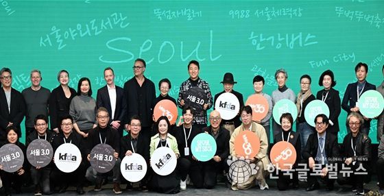 오세훈 서울시장이 17일(월) DDP에서 열린 'WHY2025 글로벌 디자인 포럼'에서 주요 참석자들과 기념촬영하고 있다.