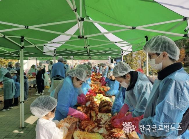 '사랑으로 버무러진 행복 한포기' 시흥시 장곡종합사회복지관, 김장 체험으로 사회적 나눔 실천