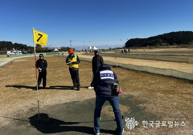 울진군은 11월 18일부터 28일까지 울진파크골프장에서‘2025 울진군수배 전국 파크골프대회’ 를 개최한다.(경기모습)