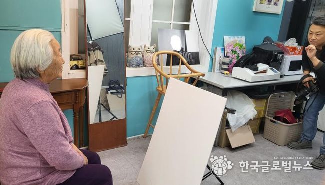 양평군 양동면 지역사회보장협의체, 어르신 장수사진 촬영… 건강과 행복 기원