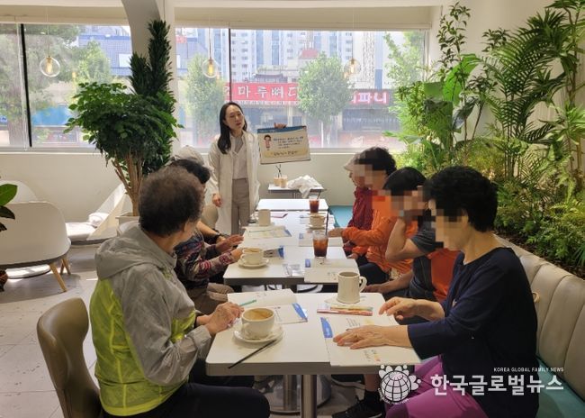 지난 9월 26일 정도너츠 광명점에서 왕내과 당뇨병 교육이 진행되고 있다.