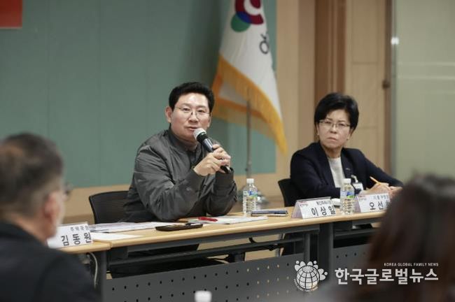 이상일 용인특례시장이 19일 기흥구청 다목적홀에서 ‘입주대표의회의 소통콘서트’를 열고 시민과 현안에 대해 이야기를 나누고 있다.