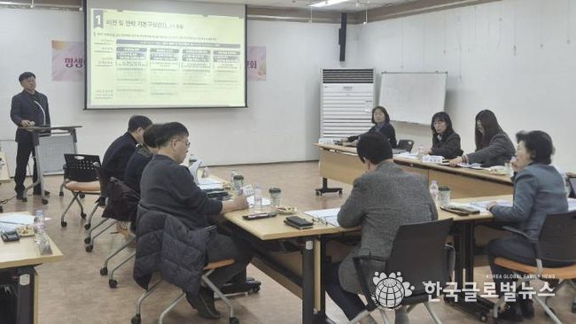 조성진 평생학습팀장이 19일 안산시평생비전센터에서 ‘제4차(2026~2030) 안산시 평생학습도시 중장기 발전계획’ 연구용역 중간보고회를 진행하고 있다.