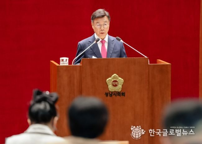 신상진 성남시장이 20일 성남시의회 제307회 제2차 정례회에서 2026년도 예산안과 시정 운영 방향을 설명하고 있다