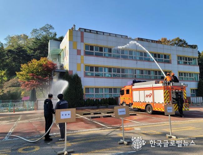 안산시청 공직자들이 19일 안산시청에서 고잔119 안전센터 소방서와 합동 소방 훈련을 진행하고 있다.