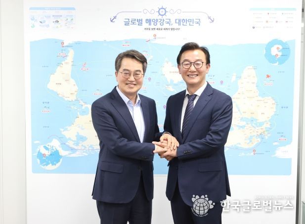 21일 오후 김동연 경기도지사와 전재수 해양수산부 장관이 기념촬영을 하고있다.